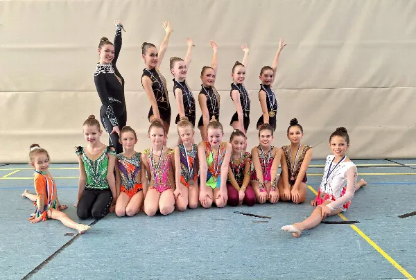Sechs Gymnastinnen des TSV Friedberg qualifizierten sich bei den Meisterschaften des Turngau Augsburg zum nächsten Wettkampf, dem Bayern-Cup. Hinten von links: Elena Enderle, Katharina Schütz, Mathilda Beer, Luisa Sedlmeier, Liv Seeringer, Luise Karl. Vorne von links: Kira Yakimenko, Lyn Seeringer, Frieda Kandler, Alexandra Brodowski, Elisabeth Brodowski, Eva Angeli, Flora Brugger, Hanna Rothe, Johanna Machado, Magdalena Wagner-Bertello. (Foto: Ramona Folter)