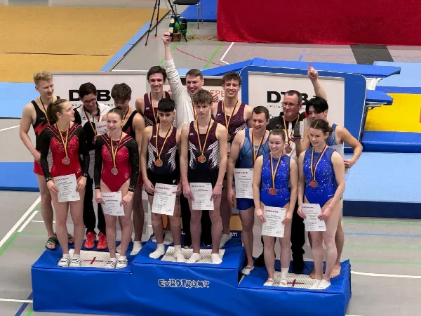 Deutscher Mannschaftsmeister 2024 im Doppel-Mini-Trampolinturnen in Weingarten: TSV Unterhaching mit Philipp Kleidernigg (TSV Friedberg) und Trainer Oleg Ruchin. Foto: Magnus Köfferlein