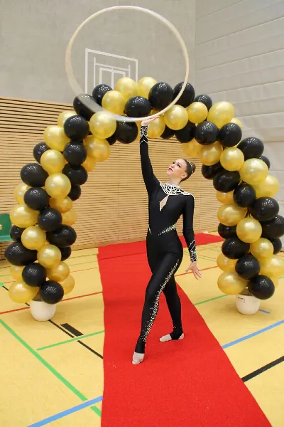 Bayerische Meisterin 2024 in der Rhythmischen Gymnastik darf sich Elena Enderle vom TSV Friedberg nennen, nach dem sie beim Bayern-Cup als Erste das Siegerpodest erklomm. (Foto: Ursula Schütz)
