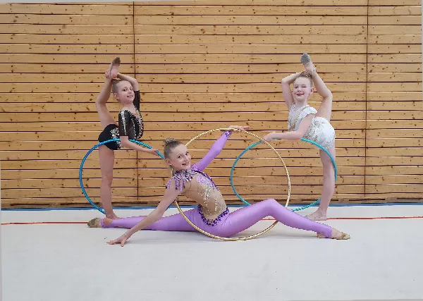 Bei den Bayerischen Meisterschaftender Rhythmischen Sportgymnastik in Nürnberg krönte sich Luzie-Riva Lampe in der  JLK 15 (Mitte) mit einem 2. und zwei 3. Plätzen. Lia Siebert (rechts) schaffte es in der SLK 10 auf einen 9. Platz. Im Bayern-Cup der RSG in Cham erreichte Milan Brichka (links) einen 20. Platz (Foto: Sylvia Basch)