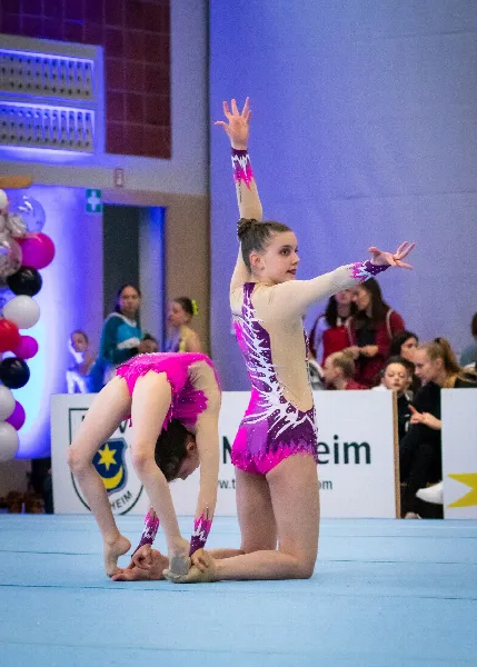 Mayleen Wögler (unten) mit Vera Schackmann.