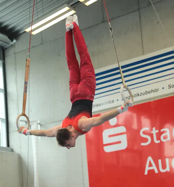 Um 180° dreht Markus Schmid den Kreuzhang an den Ringen