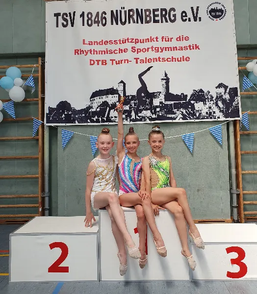 Sehr überzeugend zeigten sich die Mädchen der Rhythmischen Sportgymnastik beim Bayernpokal in Nürnberg. Von links: Lia Siebert, Milana Brichka, Alea Aksoy. Foto: Sylvia Basch