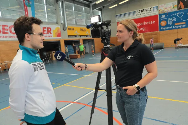 Spartenleiter und Trainer Marc Kimmel im Interview mit Fernsehreporterin des a.tv