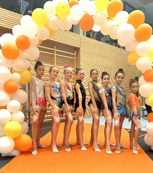 Erfolgreiches Team der Rhythmischen Gymnastik des TSV Friedberg beim Einhorn Cup 2024 – von links: Magdalena Wagner Bertello, Eva Angeli, Lisa Hafner, Luise Karl, Johanna Machado, Hanna Rothe, Flora Brugger, Kira Yakimenko (Foto: Elena