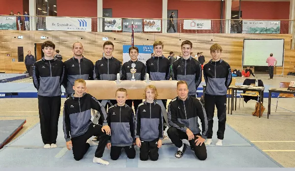 Die siegreichen Mannschaften der Friedberger Kunstturner beim Saisonfinale in Wiggensbach. Von links oben:  Elias Schubert, Christof Walter, Fynn Klein, Simon Zutt, Josef Schwaiger, Markus Schmid, Ben Köhler. Von links unten; Lukas Geißlinger, Simon Walter, Tristan Gräber, Christian Bammer (Foto: Celine Schier)