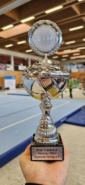 Der Meisterpokal der Lndesliga 1 - 2024 - für die Mannschaft des TSV Friedberg  (Foto: Celine Schier)