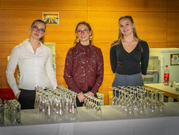Die fleißigen Helferinnen hinter der Theke