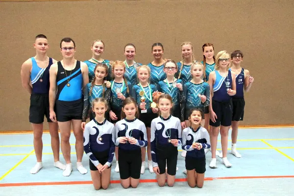 Das erfolgreiche Trampolinteam des TSV Friedberg bei den Schwäbischen Meisterschaften 2024 in Immenstadt. Obere Reihe von links: Alexandru David, Marc Kimmel, Emily Ullmann, Corinna Hoppe, Marla Kessler, Sara Tuffentssammer, Julina Kimmel, Vincent Lenovsky. (mittlere Reihe: Vivien Lichtenstern, Lisa Marie Rank, Amelie Pamer, Zoe Strobel, Camille Bidmon, Samuela Gehringer. Unter Reihe von links: Maja Kaindl, Elli Nettel, Helena Lorenz und Elena Scholz