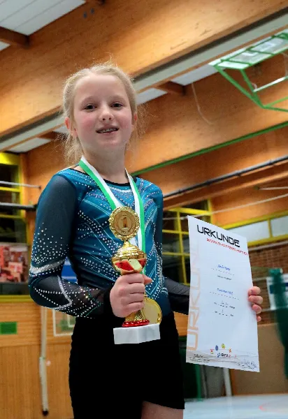 Ganz oben auf dem Siegertreppchen: Amelie Pamer mit Pokal und Urkunde