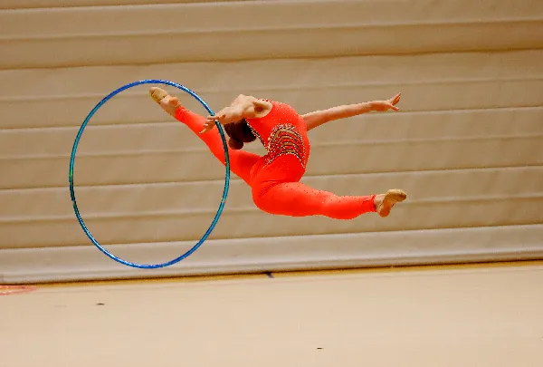 Die erfolgreiche rhythmische Sportgymnastin Luzie Riva Lampe bei ihrer Reifenübung. Foto: Joachim Schlosser