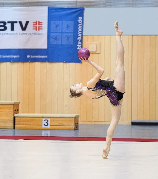 Mit Ausdrucksstärke und Präzision: Luzie-Riva Lampe beeindruckt bei den Bayerischen Meisterschaften der Rhythmischen Sportgymnastik und sichert sich mehrfach Edelmetall. (Foto: Christian Habel)