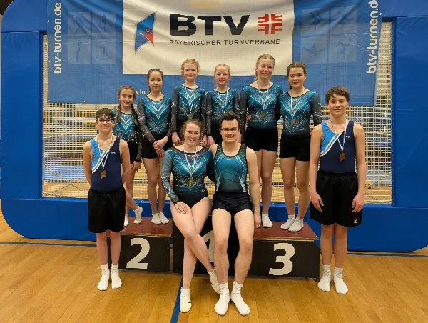 Das erfolgreiche Team des TSV Friedberg holt sich vier Podestplätze. Hinten von links: Vivien Lichtenstern, Alexandra Wachtel, Lisa-Marie Rank, Amelie Pamer, Sara Tuffentsammer, Julina Kimmel. Vorne von links: Vincent Klenovsky, Sina Karletshofer, Marc Kimmel, Lukas Häuser