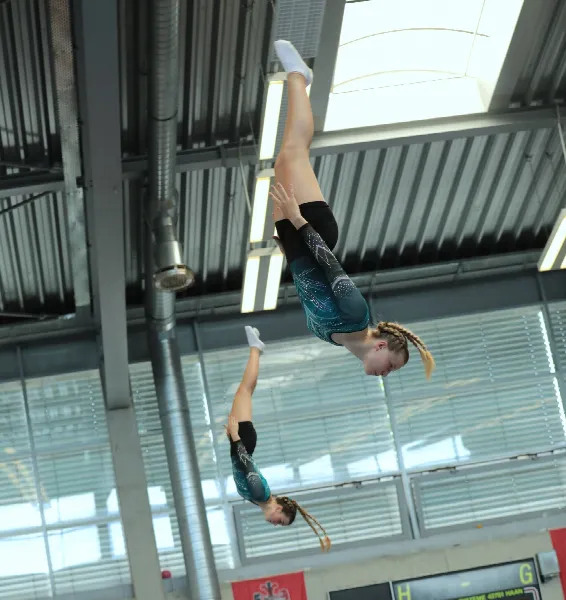 Julina Kimmel (18) und Sara Tuffentsammer (14) wurden mit herausragender Präzision 3. Platz in der Altersklasse 18+