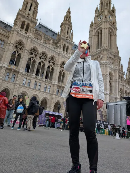 Julina Kimmel mit ihrer Medaille vom 42. Internationalen Wien-Marathon 2025