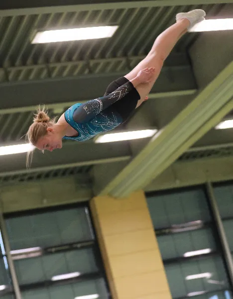 In der Wettkampfklasse der Erwachsenen erkämpfte sich Emily Ullmann den Titel einer Schwäbischen Vizemeisterin 2025 im Trampolinturnen