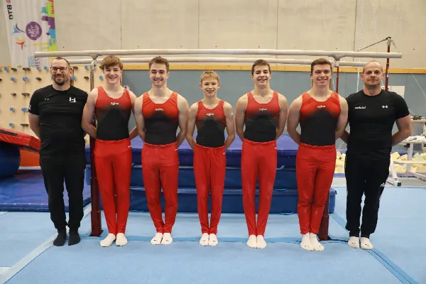 Turntam 1 des TSV Friedberg. Aktiv in der Bayernliga des Bayerischen Turnverbands.    Von links: Trainer Tobias Bauer, Josef Schwaiger, Markus Schmid, Lukas Geißlinger, Simon Zutt, Fynn Klein und Trainer Christof Walter