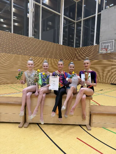 Die Mädchen der Rhythmischen Sportgymnastik bei den Bezirksmeisterschaften in Gersthofen. von links: Lia Siebert, Daryna Riabtseva, Milana Brichka, Alea Aksoy, Luzie Riva Lampe Foto: Kathrin Lampe