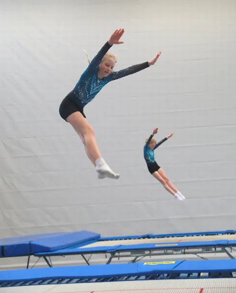 Zu den Favoriten gehörten Amelie Pamer und Lisa Marie Rank bei den Bayerischen Synchronmeisterschaften im Trampolinturnen 2026. (Foto: Werner Miller)