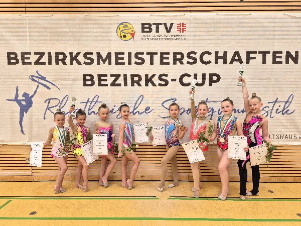 Die erfolgreichen Gymnastinnen des TSV Friedberg bei den Schwäbischen Meisterschaften und dem Bezirks-Cup der Kinderklassen in Gersthofen. Von links: Rita Inger, Laura Steiner, Paulina Wagner Bertello, Miia Stankova, Eliana Koch, Leni Bergmeier, Melissa Nuss, Xenia Siebert (Foto: Sylvia Basch)