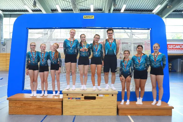Erfolgreich, aber auch vom Pech verfolgt: Die Teams des TSV Friedberg stellten sich gemeinsam den Sportfotografen: von links Camille Bidmon, Amelie Pamer, Lisa Marie Rank, Sara Tuffentsammer, Alexandra Wachtel, Julina Kimmel, Marc Kimmel, Vivien Lichtenstern, Marla Keßler und Emily Ullmann. (Fotos: Werner Miller)