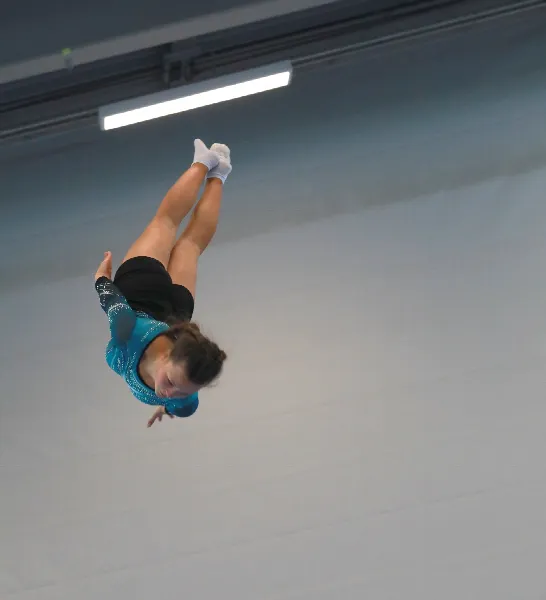 In eleganter Manier zelebriert Julina Kimmel auf dem Trampolin einen Barani und sichert dem TSV Friedberg den Titel eines Schwäbischen Vize-Mannschaftsmeisters.