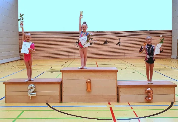 Ein Dreifacherfolg für den Nachwuchs der Rhythmischen Sportgymnastik des TSV bei den Gaumeisterschaften in der Kinderleistungsklasse. Von links: Xenia Siebert, Melissa Nuss und Mirra Tatarenko (Foto: Sylvia Basch)