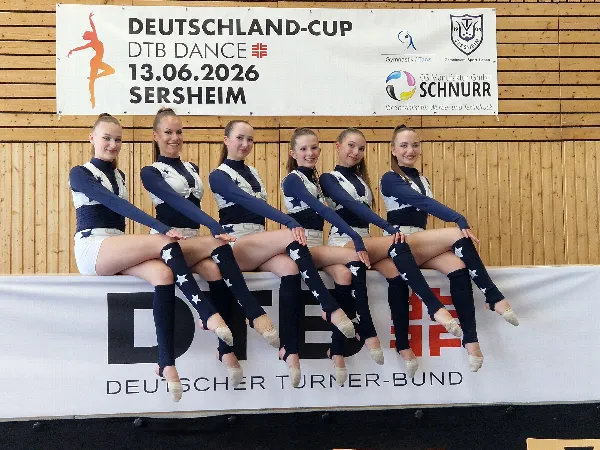 Gut aufgelegt nach einem großen Erfolg beim Deutschland Cup.Von links nach rechts: Mathilda Beer, Katharina Schütz, Jana Deibel, Frieda Kandler, Luise Karl, Luisa Sedlmaier, Jana Deibel, Katharina Schütz und Luise Karl. Foto: Sonja Sedlmaier