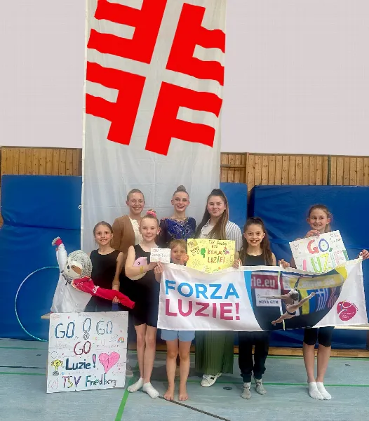 Erfolgreiche Sportgymnastin des TSV Friedberg Luzie Riva Lampe (Mitte  mit Trainerin Sylvia Basch, links) und dem Fanclub ihrer Vereinskameradinnen bei den Deutschen Jugendmeisterschaften 2024 in Schmiden (Foto: Sylvia Basch)