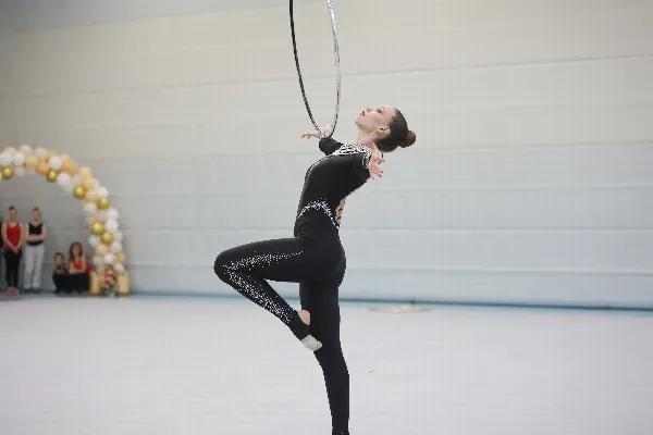 Elena Enderle mit dem Reifen (Foto Riccardo Kiel)