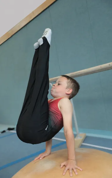 Als großes Nachwuchstalent erweist sich das 10jährige Kunstturn-Nachwuchstalent Simon Walter mit einem Spitzwinkelstütz (Foto: Werner Miller)