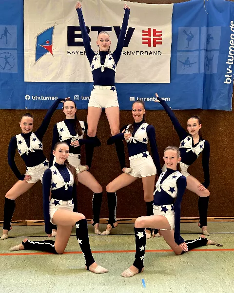 ls Cheerleader boten die Gymnastinnen des TSV Friedberg mit den wettkampferfahrenen Luise Karl, Luisa Sedlmaier, Frieda Kandler, Mathilda Beer, Liv Seeringer, Jana Deibel und Katharina Schütz bei den Bayerischen Meisterschaften eine hinreißende Vorstellung. Zum ersten Mal überhaupt startete die Gruppe beim Wettbewerb „Gymnastik & Tanz (Foto: Sonja Seldmaier)