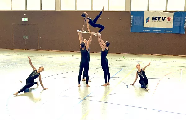 Anmutig und fast im Schwebezustand präsentierten die Friedberger Gymnastinnen diese Hebefigur in ihrer Darbietung (Foto: Ursula Schütz)